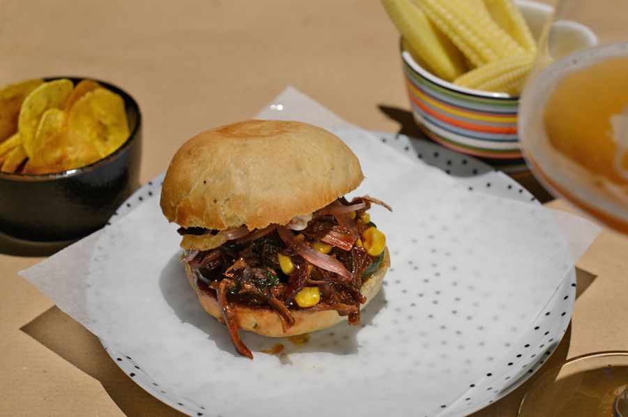 Sandwich mit Wildschwein, Banane, Gurke und Mais im Freistoff