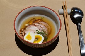 Landhuhn mit Hühner-Dashi, Nudeln und Hühnerei im Freistoff