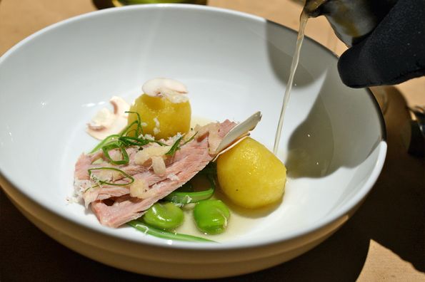 German Wasabi-Dumplings mit Schweinerippe, Spinat und grünen Bohnen im Freistoff