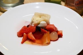 Kaltschale mit Melonen, Beeren und vereistem Same als Dessert im Freistoff