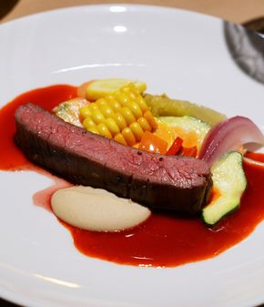 Black-Angus-Flanksteak mit Escabeche-Gemüse, süßer Paprika und Erdnuss im Freistoff