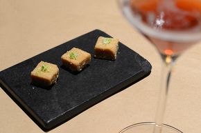 Yuzu-Karamell als Petit Tours im Freistoff